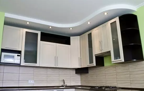 Kuchynský dizajn s balkónom (62 fotografií): Originálne riešenia v interiéri s prístupom k loggie. Rozloženie kuchyne s balkónom dvere 9417_40