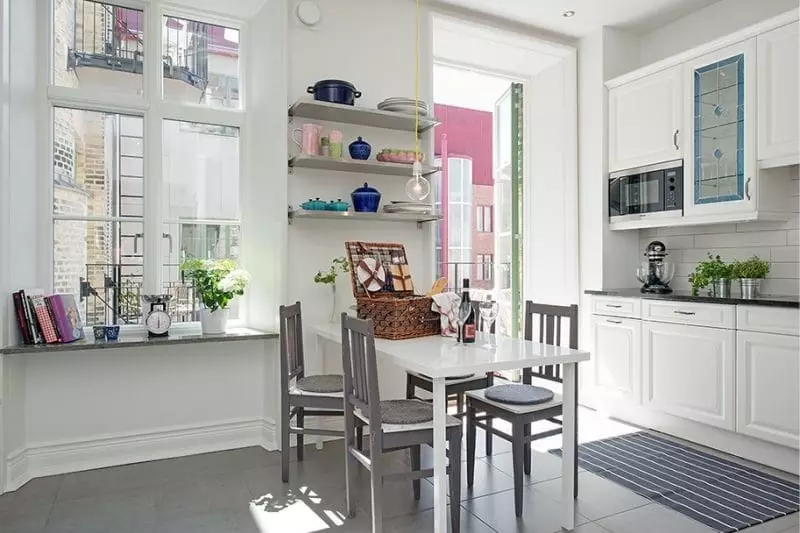 Кухня дизайн с балкон (62 снимки): Оригинален кухненски интериорни решения, които имат достъп до лоджия. Кухня оформление с балконска врата 9417_55