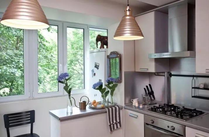 Кухня дизайн с балкон (62 снимки): Оригинален кухненски интериорни решения, които имат достъп до лоджия. Кухня оформление с балконска врата 9417_58