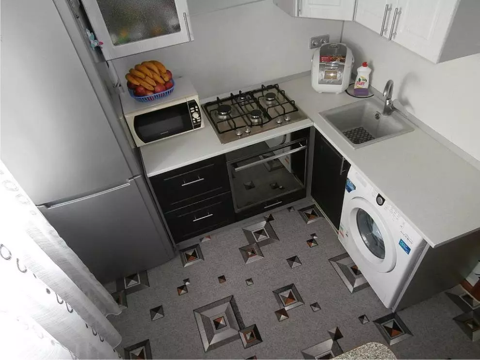 Dapur dengan mesin basuh (45 foto): Mesin di bawah meja atas dan di alat dengar dapur sudut. Bagaimana untuk menyembunyikan kereta di bahagian dalam dapur kecil dengan peti sejuk? 9419_13
