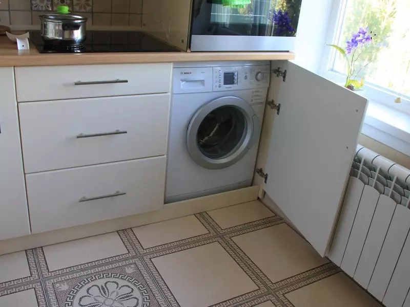 Dapur dengan mesin basuh (45 foto): Mesin di bawah meja atas dan di alat dengar dapur sudut. Bagaimana untuk menyembunyikan kereta di bahagian dalam dapur kecil dengan peti sejuk? 9419_14