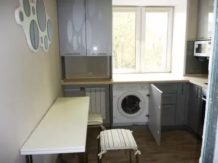 洗濯機付きのキッチン（45枚の写真）：テーブルトップとコーナーキッチンヘッドセットの下の機械。冷蔵庫と小さなキッチンの内部に車を隠す方法は？ 9419_15
