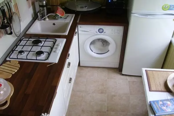Dapur dengan mesin basuh (45 foto): Mesin di bawah meja atas dan di alat dengar dapur sudut. Bagaimana untuk menyembunyikan kereta di bahagian dalam dapur kecil dengan peti sejuk? 9419_17