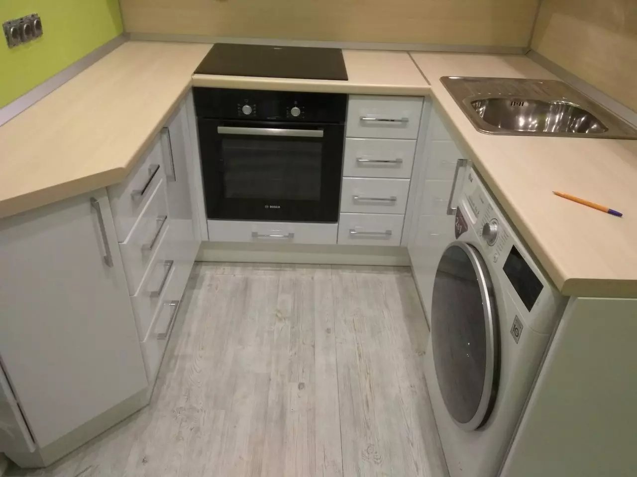 洗濯機付きのキッチン（45枚の写真）：テーブルトップとコーナーキッチンヘッドセットの下の機械。冷蔵庫と小さなキッチンの内部に車を隠す方法は？ 9419_18