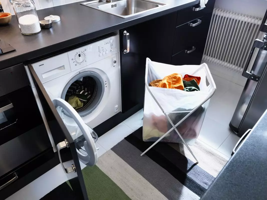 洗濯機付きのキッチン（45枚の写真）：テーブルトップとコーナーキッチンヘッドセットの下の機械。冷蔵庫と小さなキッチンの内部に車を隠す方法は？ 9419_20