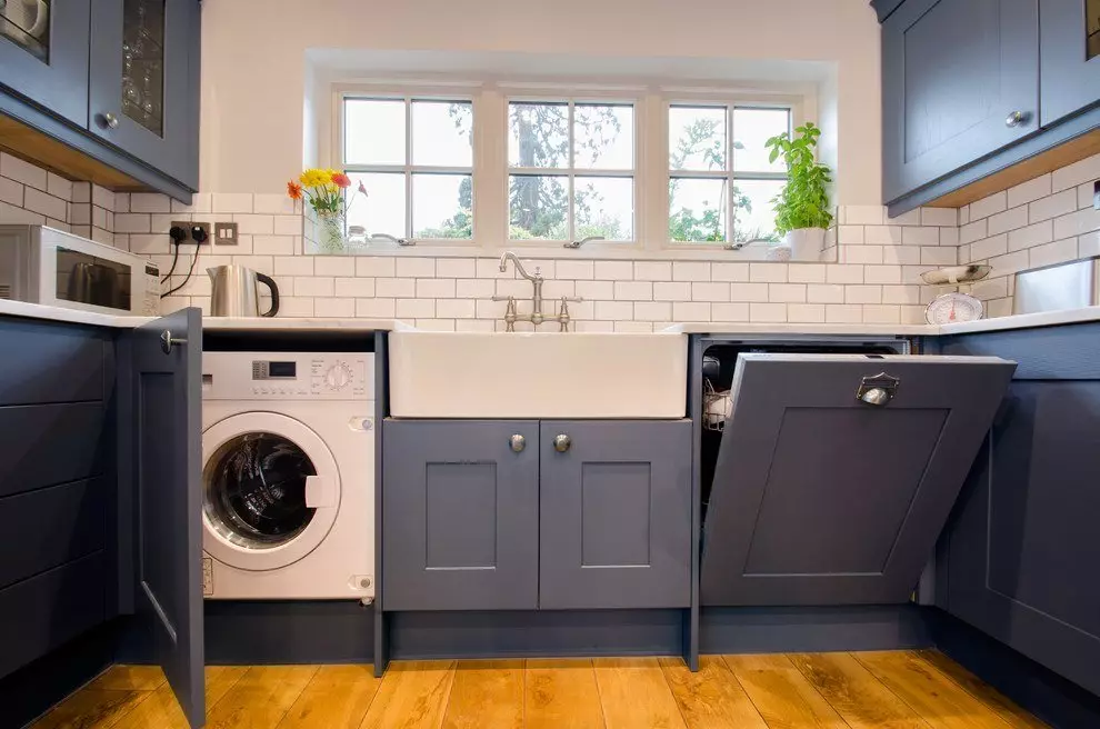 洗濯機付きのキッチン（45枚の写真）：テーブルトップとコーナーキッチンヘッドセットの下の機械。冷蔵庫と小さなキッチンの内部に車を隠す方法は？ 9419_22