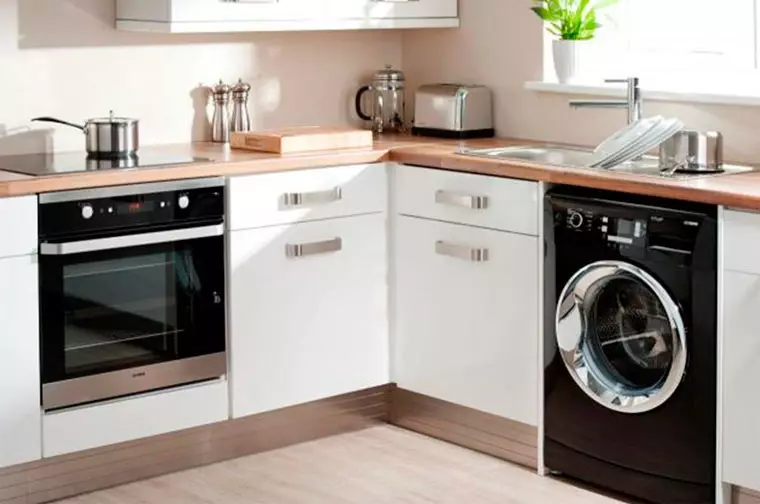 洗濯機付きのキッチン（45枚の写真）：テーブルトップとコーナーキッチンヘッドセットの下の機械。冷蔵庫と小さなキッチンの内部に車を隠す方法は？ 9419_23