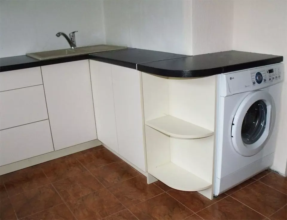 洗濯機付きのキッチン（45枚の写真）：テーブルトップとコーナーキッチンヘッドセットの下の機械。冷蔵庫と小さなキッチンの内部に車を隠す方法は？ 9419_25