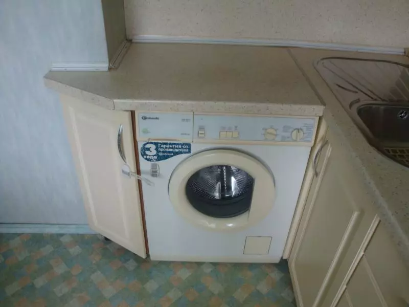 洗濯機付きのキッチン（45枚の写真）：テーブルトップとコーナーキッチンヘッドセットの下の機械。冷蔵庫と小さなキッチンの内部に車を隠す方法は？ 9419_27
