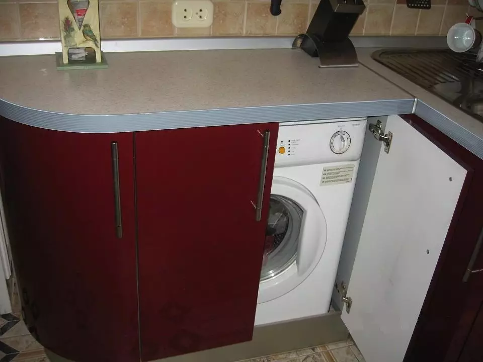 洗濯機付きのキッチン（45枚の写真）：テーブルトップとコーナーキッチンヘッドセットの下の機械。冷蔵庫と小さなキッチンの内部に車を隠す方法は？ 9419_30