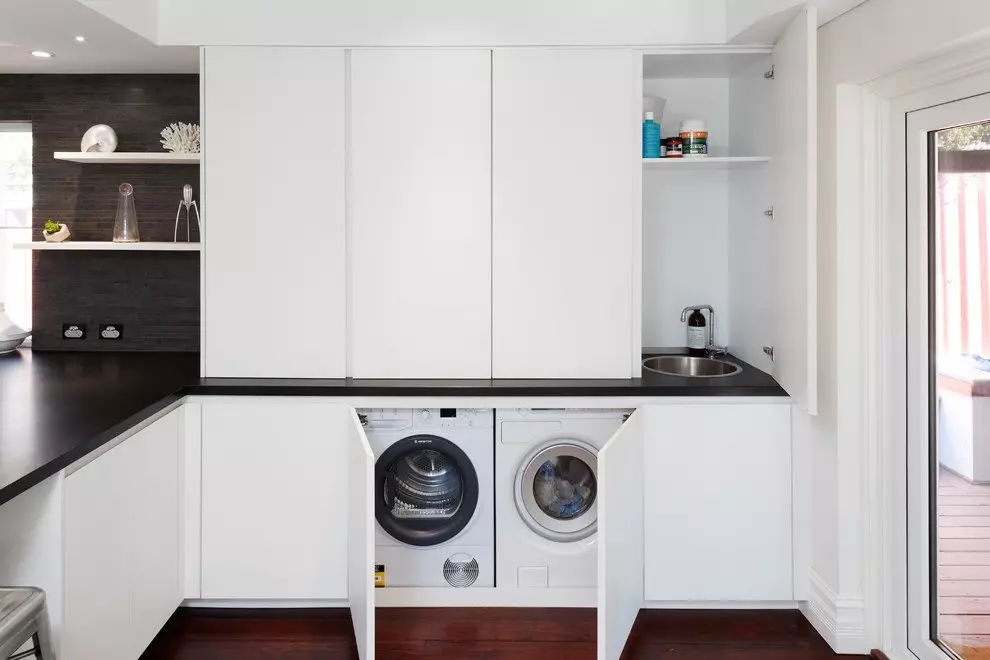 洗濯機付きのキッチン（45枚の写真）：テーブルトップとコーナーキッチンヘッドセットの下の機械。冷蔵庫と小さなキッチンの内部に車を隠す方法は？ 9419_31