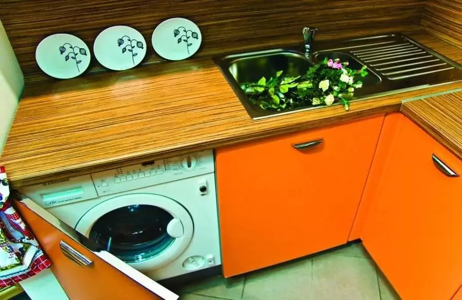 洗濯機付きのキッチン（45枚の写真）：テーブルトップとコーナーキッチンヘッドセットの下の機械。冷蔵庫と小さなキッチンの内部に車を隠す方法は？ 9419_32