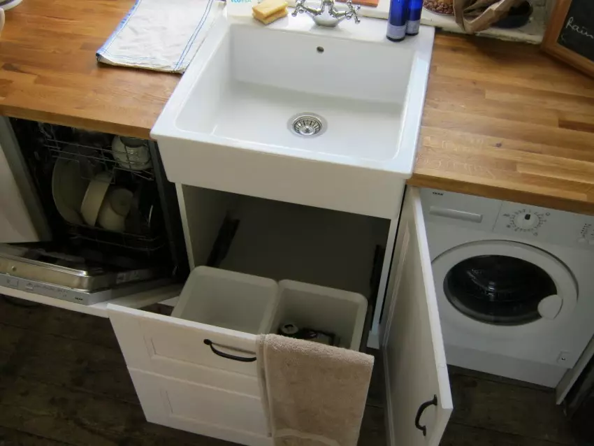 洗濯機付きのキッチン（45枚の写真）：テーブルトップとコーナーキッチンヘッドセットの下の機械。冷蔵庫と小さなキッチンの内部に車を隠す方法は？ 9419_33