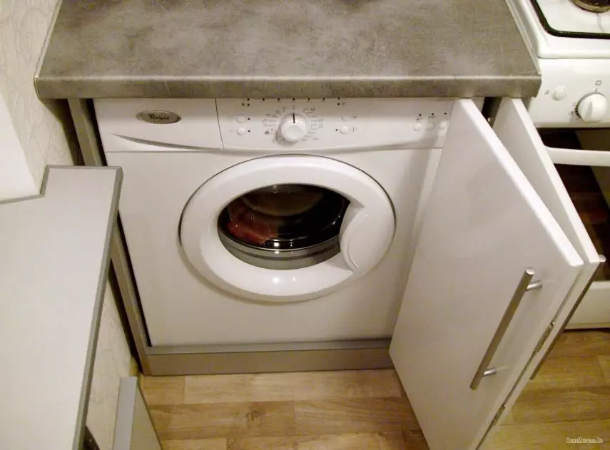 Dapur dengan mesin basuh (45 foto): Mesin di bawah meja atas dan di alat dengar dapur sudut. Bagaimana untuk menyembunyikan kereta di bahagian dalam dapur kecil dengan peti sejuk? 9419_34