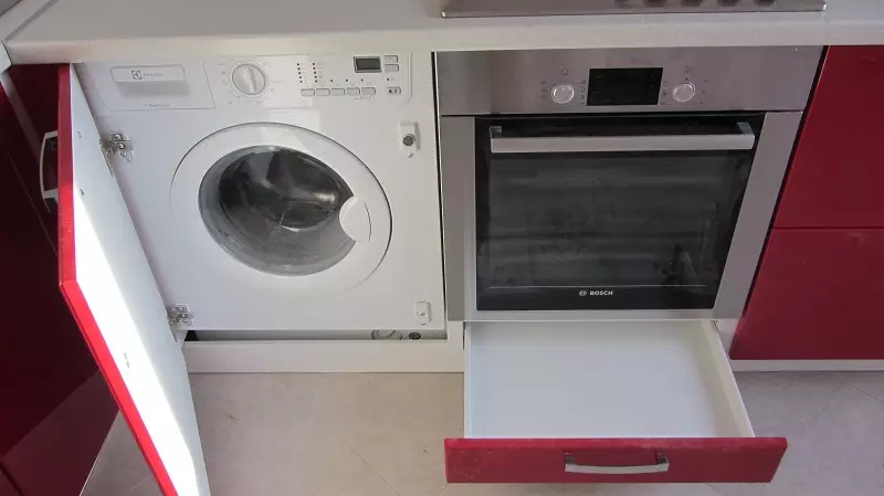洗濯機付きのキッチン（45枚の写真）：テーブルトップとコーナーキッチンヘッドセットの下の機械。冷蔵庫と小さなキッチンの内部に車を隠す方法は？ 9419_35