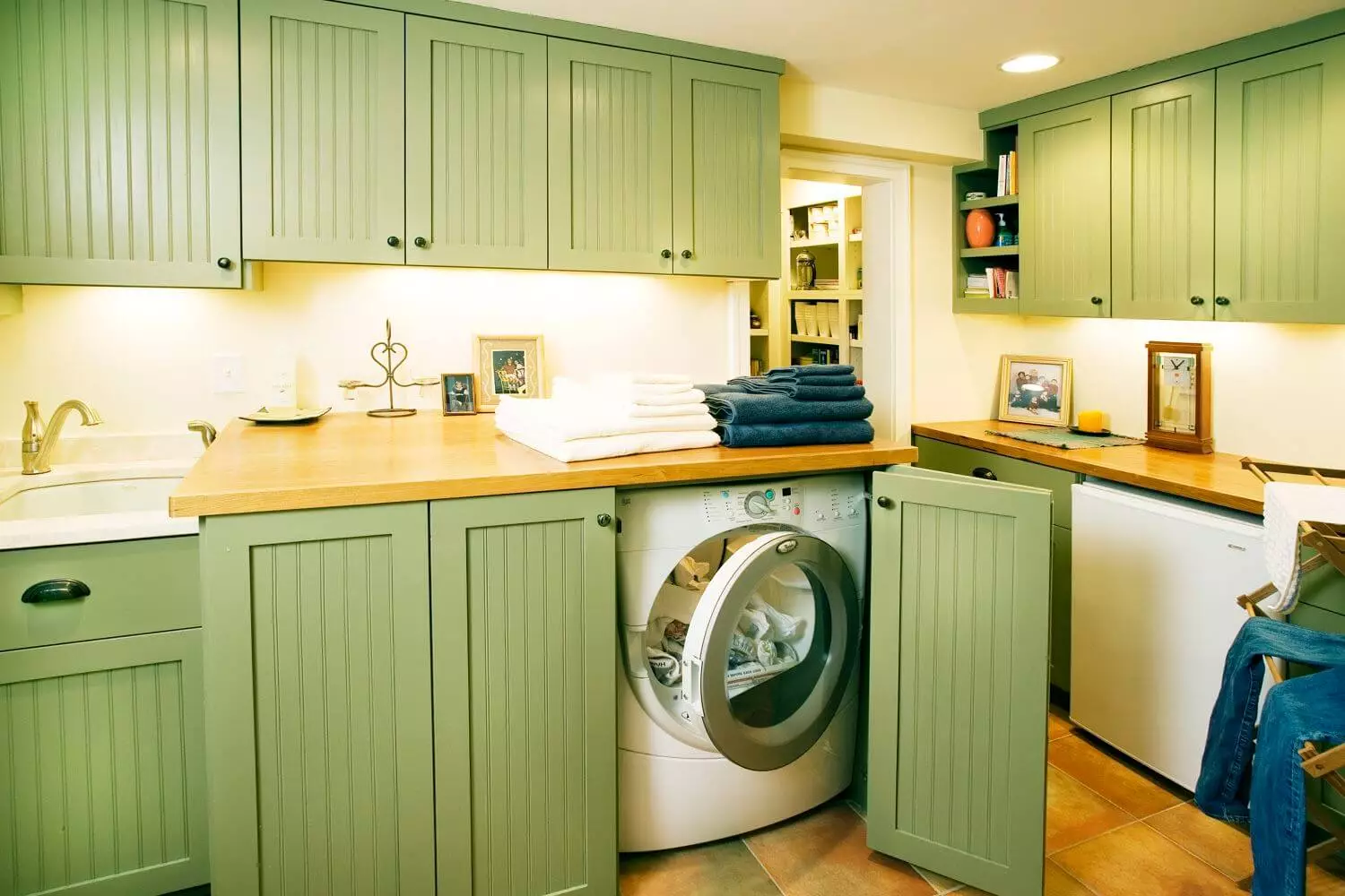 洗濯機付きのキッチン（45枚の写真）：テーブルトップとコーナーキッチンヘッドセットの下の機械。冷蔵庫と小さなキッチンの内部に車を隠す方法は？ 9419_37