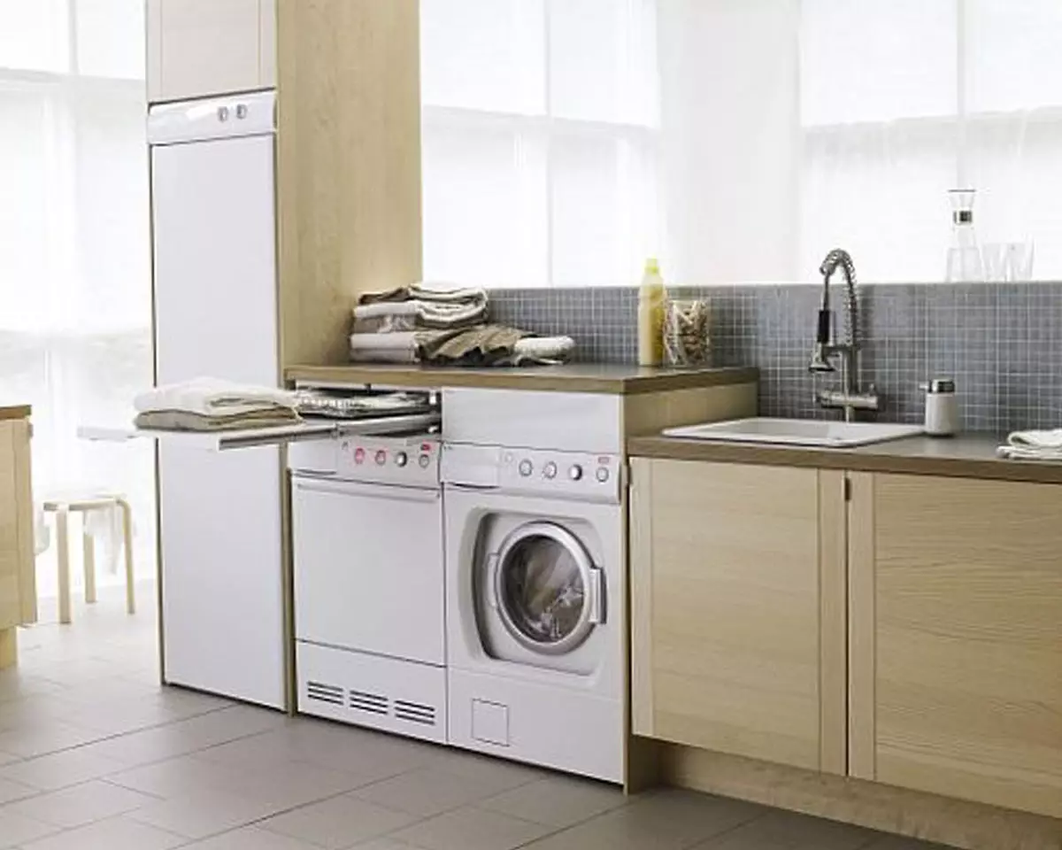 洗濯機付きのキッチン（45枚の写真）：テーブルトップとコーナーキッチンヘッドセットの下の機械。冷蔵庫と小さなキッチンの内部に車を隠す方法は？ 9419_39