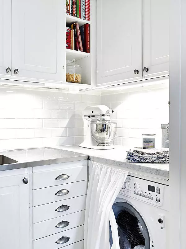 洗濯機付きのキッチン（45枚の写真）：テーブルトップとコーナーキッチンヘッドセットの下の機械。冷蔵庫と小さなキッチンの内部に車を隠す方法は？ 9419_41