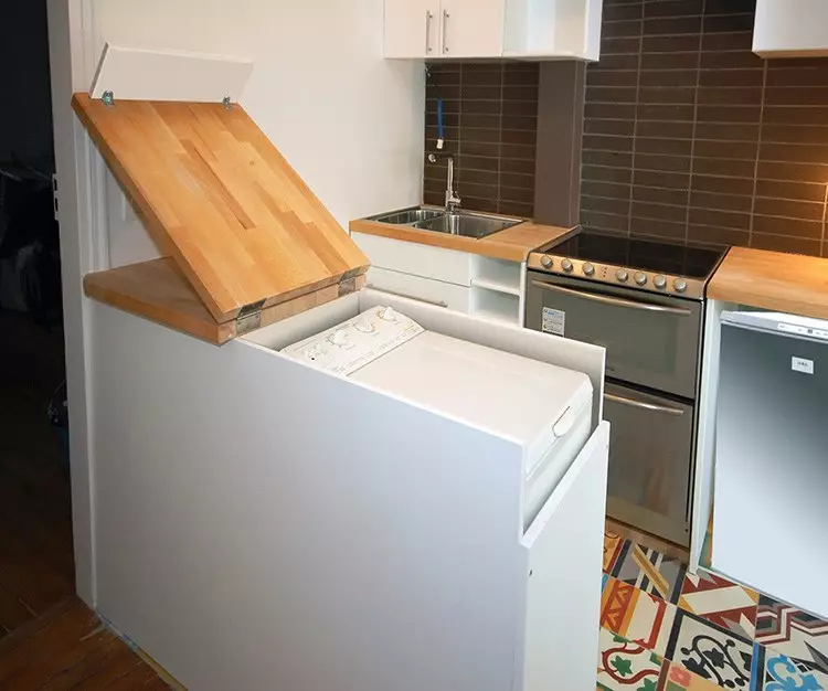 Dapur dengan mesin basuh (45 foto): Mesin di bawah meja atas dan di alat dengar dapur sudut. Bagaimana untuk menyembunyikan kereta di bahagian dalam dapur kecil dengan peti sejuk? 9419_44
