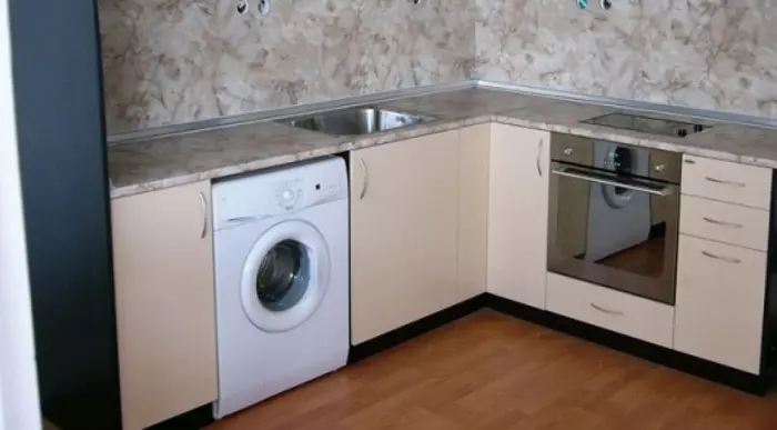 Dapur dengan mesin basuh (45 foto): Mesin di bawah meja atas dan di alat dengar dapur sudut. Bagaimana untuk menyembunyikan kereta di bahagian dalam dapur kecil dengan peti sejuk? 9419_7