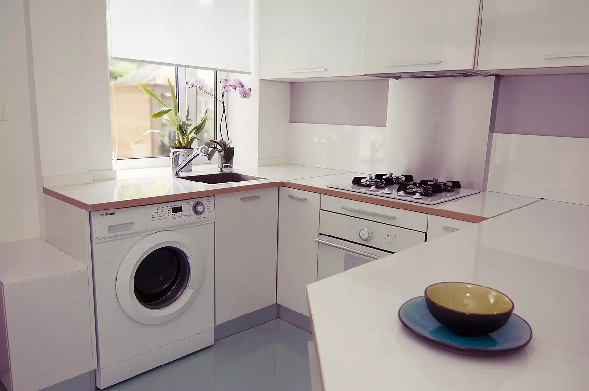 洗濯機付きのキッチン（45枚の写真）：テーブルトップとコーナーキッチンヘッドセットの下の機械。冷蔵庫と小さなキッチンの内部に車を隠す方法は？ 9419_8