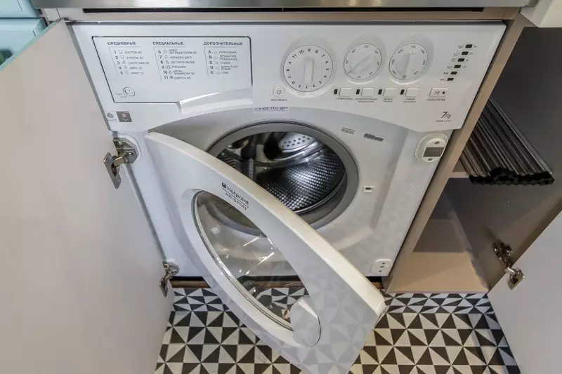 洗濯機付きのキッチン（45枚の写真）：テーブルトップとコーナーキッチンヘッドセットの下の機械。冷蔵庫と小さなキッチンの内部に車を隠す方法は？ 9419_9