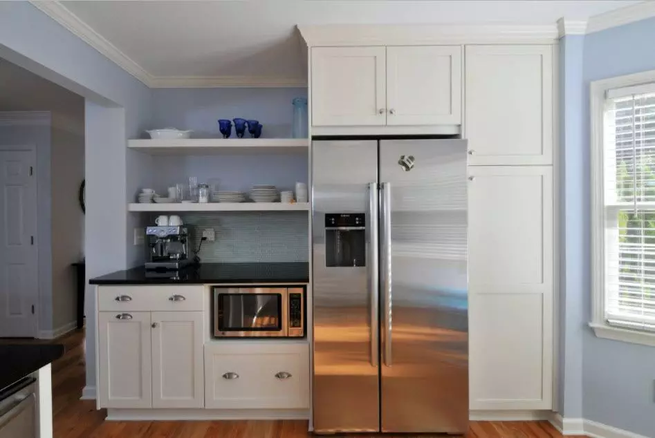 Vaihtoehdot mikroaaltouunit keittiössä (40 kuvaa): Mistä laittaa se pieneen keittiöön? Ideat mikroaaltouunin sijainnista keittiön kuulokkeessa 9421_18