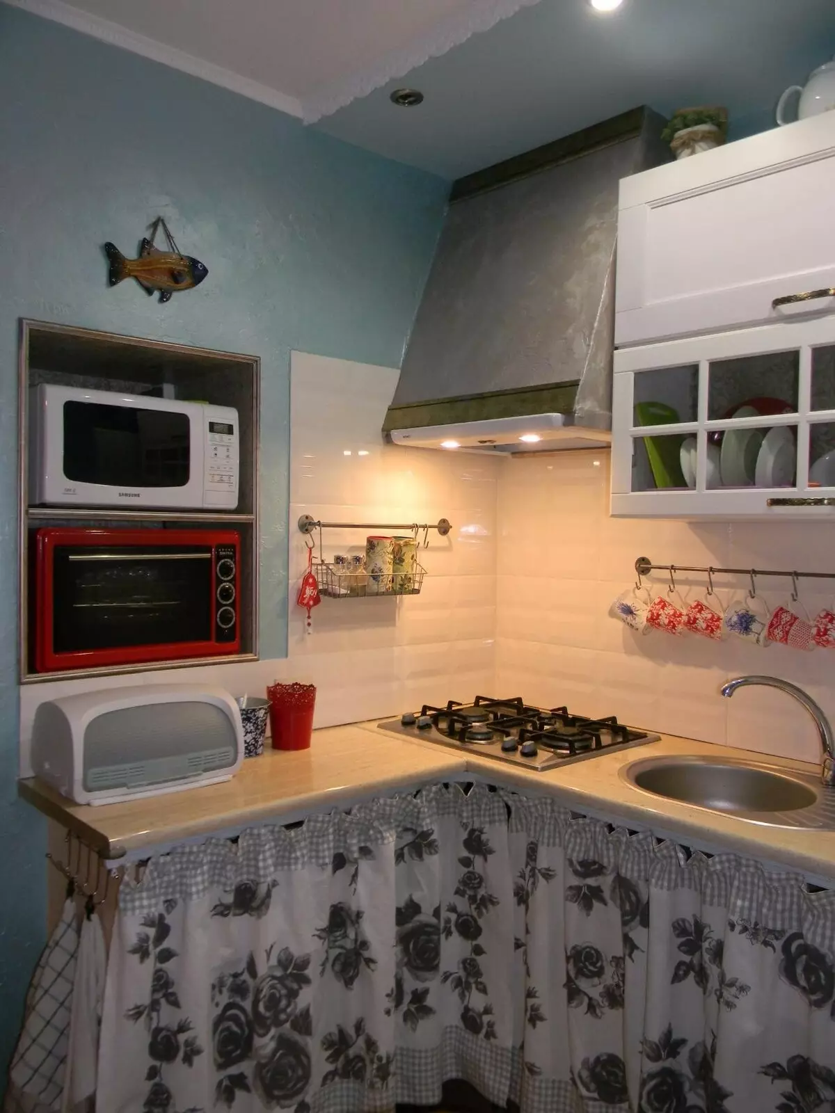 Valg for plassering av mikrobølger på kjøkkenet (40 bilder): Hvor skal du sette den på et lite kjøkken? Ideer for plasseringen av mikrobølgeovnen i kjøkkenhodetelefonen 9421_2