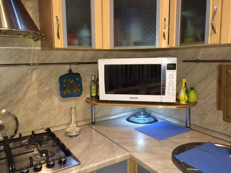 گزینه هایی برای قرار دادن مایکروویو در آشپزخانه (40 عکس): جایی که آن را در یک آشپزخانه کوچک قرار دهید؟ ایده هایی برای محل اجاق مایکروویو در هدست آشپزخانه 9421_20