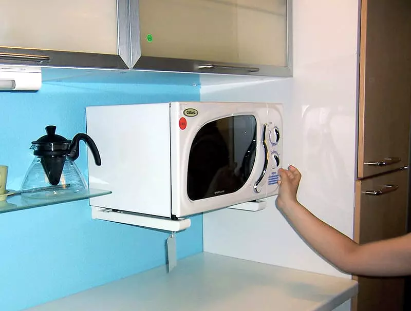 Opsi untuk menempatkan oven microwave di dapur (40 foto): Di mana meletakkannya di dapur kecil? Gagasan untuk lokasi oven microwave di headset dapur 9421_26