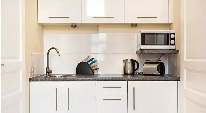 אפשרויות להציב מיקרוגלים במטבח (40 תמונות): היכן לשים אותו על מטבח קטן? רעיונות למיקום תנור המיקרוגל באוזניית המטבח 9421_37