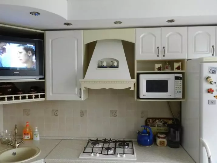 Các tùy chọn để đặt lò vi sóng vào bếp (40 ảnh): Đặt nó trên một nhà bếp nhỏ ở đâu? Ý tưởng cho vị trí của lò vi sóng trong tai nghe nhà bếp 9421_5