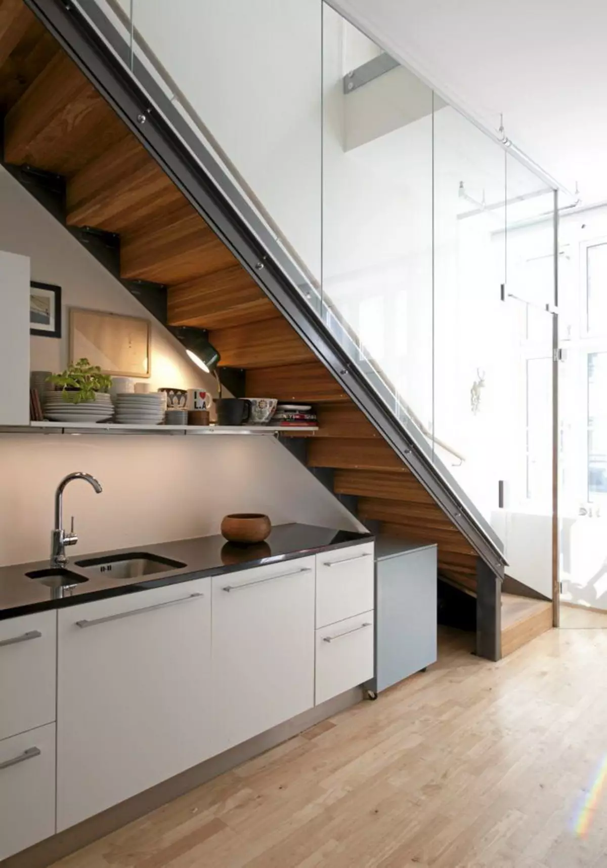 Второй этаж на кухне. Кухня под лестницей. Кухонный гарнитур под лестницей. Угловая кухня под лестницей. Кухня под лестницей на второй этаж.
