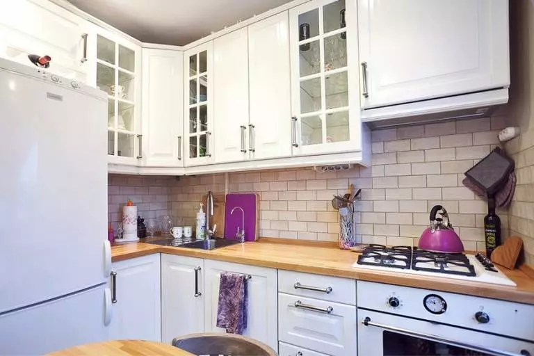 Kuhinja dizajn u Hruščova 6 četvornih metara. m sa hladnjakom (65 fotografija): raspored i unutarnje kuhinje veličine 6 kvadrata 9424_12
