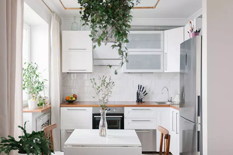 Deseño de cociña en Khrushchev 6 metros cadrados. m con frigorífico (65 fotos): Disposición e cociña de cociña tamaño 6 cadrados 9424_18