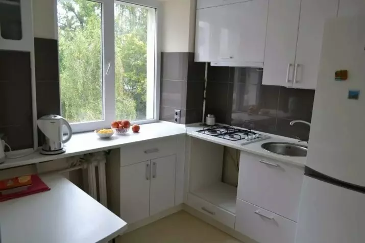 Kuhinja dizajn u Hruščova 6 četvornih metara. m sa hladnjakom (65 fotografija): raspored i unutarnje kuhinje veličine 6 kvadrata 9424_2