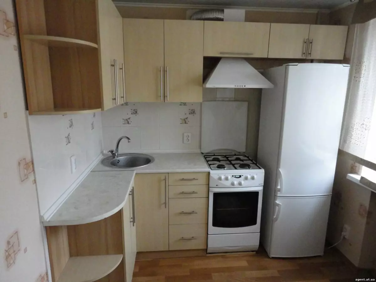 การออกแบบห้องครัวใน Khrushchev 6 ตารางเมตร m ด้วยตู้เย็น (65 รูป): เค้าโครงและห้องครัวภายในขนาด 6 สี่เหลี่ยม 9424_23