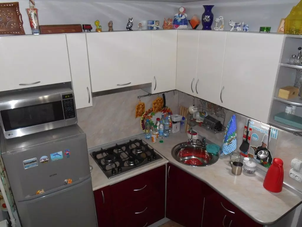 การออกแบบห้องครัวใน Khrushchev 6 ตารางเมตร m ด้วยตู้เย็น (65 รูป): เค้าโครงและห้องครัวภายในขนาด 6 สี่เหลี่ยม 9424_34