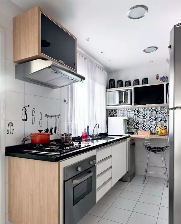การออกแบบห้องครัวใน Khrushchev 6 ตารางเมตร m ด้วยตู้เย็น (65 รูป): เค้าโครงและห้องครัวภายในขนาด 6 สี่เหลี่ยม 9424_37