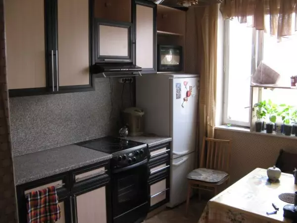 การออกแบบห้องครัวใน Khrushchev 6 ตารางเมตร m ด้วยตู้เย็น (65 รูป): เค้าโครงและห้องครัวภายในขนาด 6 สี่เหลี่ยม 9424_38