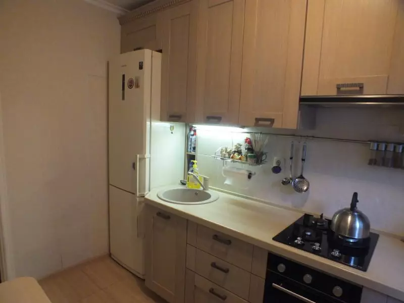 Kuhinja dizajn u Hruščova 6 četvornih metara. m sa hladnjakom (65 fotografija): raspored i unutarnje kuhinje veličine 6 kvadrata 9424_39