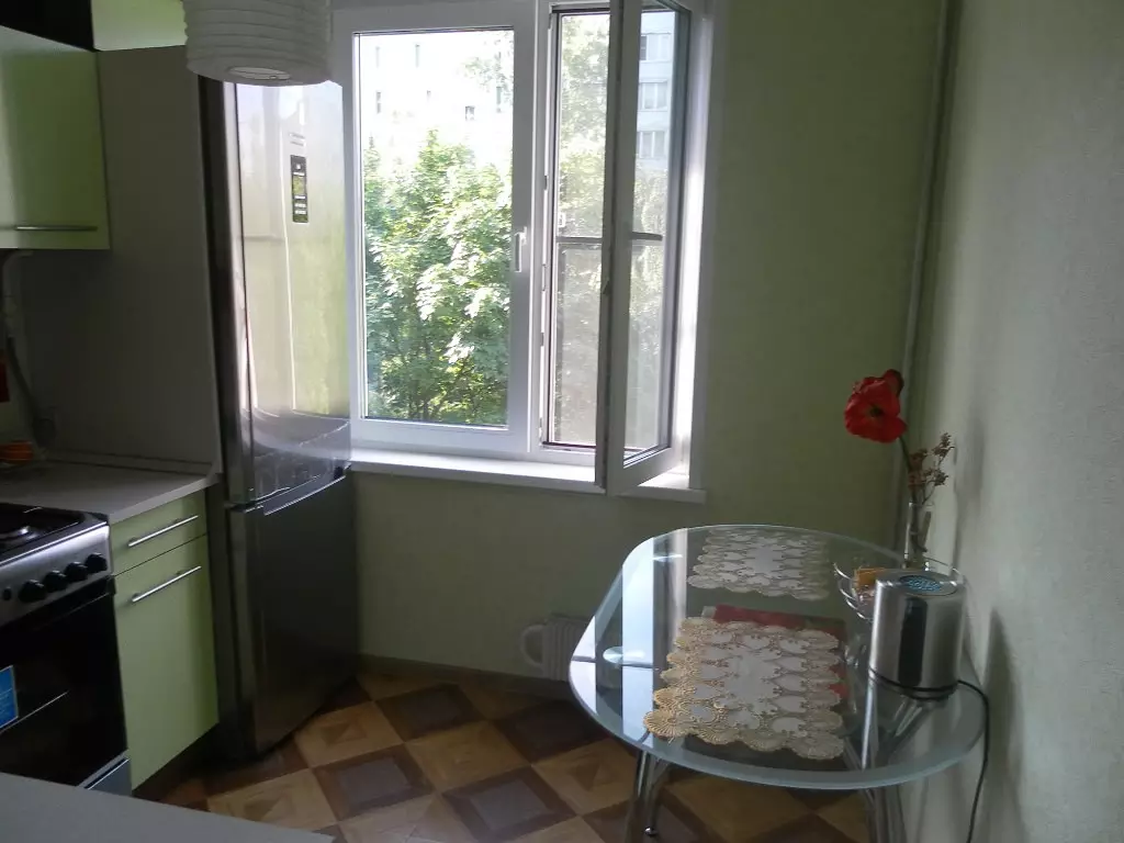 การออกแบบห้องครัวใน Khrushchev 6 ตารางเมตร m ด้วยตู้เย็น (65 รูป): เค้าโครงและห้องครัวภายในขนาด 6 สี่เหลี่ยม 9424_55