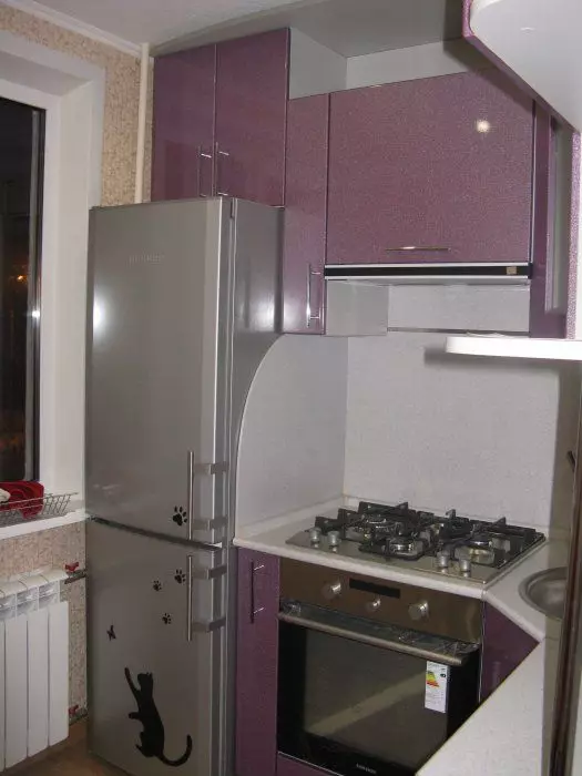 การออกแบบห้องครัวใน Khrushchev 6 ตารางเมตร m ด้วยตู้เย็น (65 รูป): เค้าโครงและห้องครัวภายในขนาด 6 สี่เหลี่ยม 9424_64