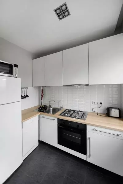 การออกแบบห้องครัวใน Khrushchev 6 ตารางเมตร m ด้วยตู้เย็น (65 รูป): เค้าโครงและห้องครัวภายในขนาด 6 สี่เหลี่ยม 9424_7