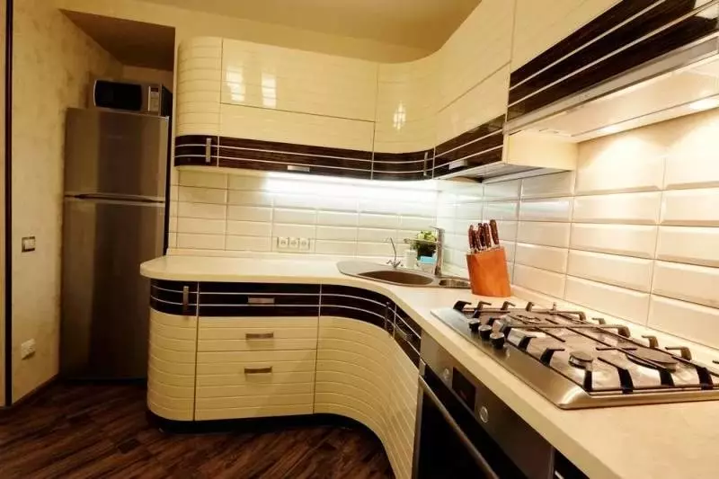 Kuhinjski dizajn 9 četvornih metara s hladnjakom (67 fotografija): zanimljivi projekti i mogućnosti unutarnjih poslova. Kako udovoljiti potrebnim namještajem? 9432_11