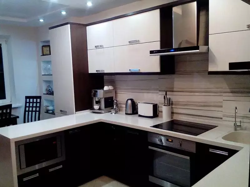 Mutfak tasarımı 9 metrekare buzdolabı (67 fotoğraf): İlginç projeler ve iç seçenekler. Gerekli mobilya nasıl yer alır? 9432_17