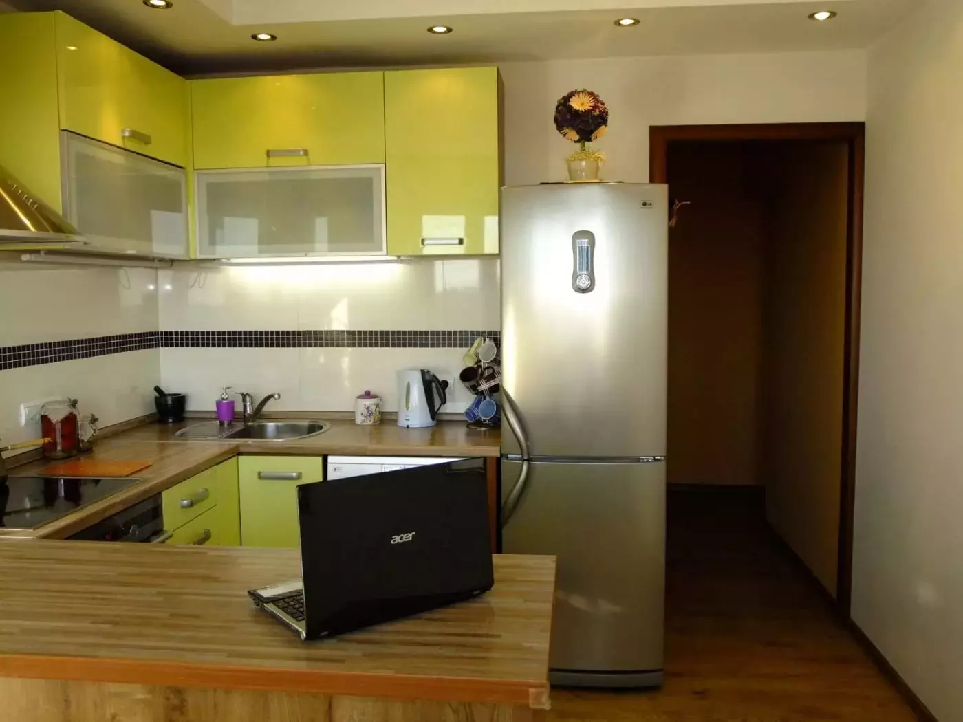 Kuhinjski dizajn 9 četvornih metara s hladnjakom (67 fotografija): zanimljivi projekti i mogućnosti unutarnjih poslova. Kako udovoljiti potrebnim namještajem? 9432_18