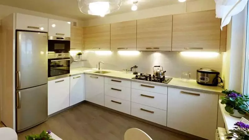 Mutfak tasarımı 9 metrekare buzdolabı (67 fotoğraf): İlginç projeler ve iç seçenekler. Gerekli mobilya nasıl yer alır? 9432_26