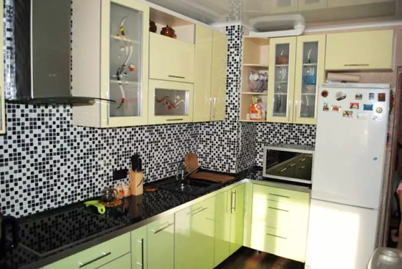 キッチンデザイン冷蔵庫（67枚の写真）：面白いプロジェクトや内装のオプション。必要な家具を収容する方法 9432_50