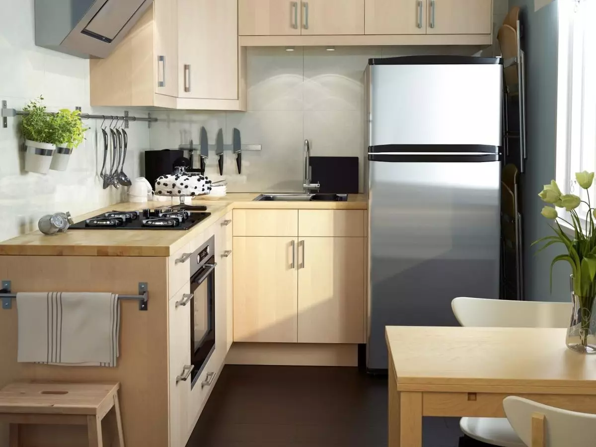 Kuhinjska design 9 kvadratnih metrov s hladilnikom (67 fotografij): zanimivi projekti in možnosti notranje opreme. Kako namestiti potrebno pohištvo? 9432_6